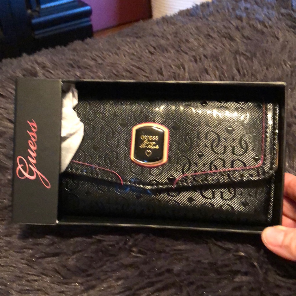 New In Box Guess Patent Leather WGuess Logo
